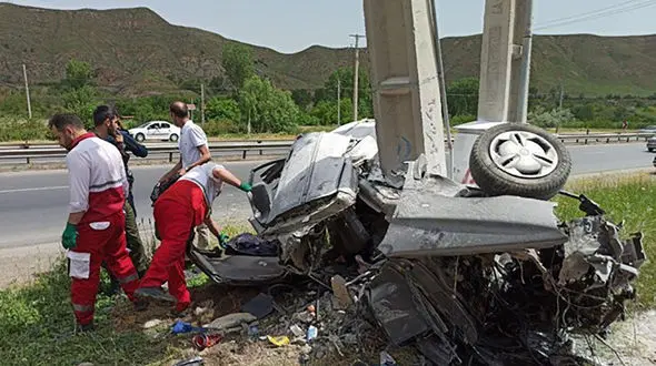 عکس هولناک از تصادف پژو پارس با تیر برق 