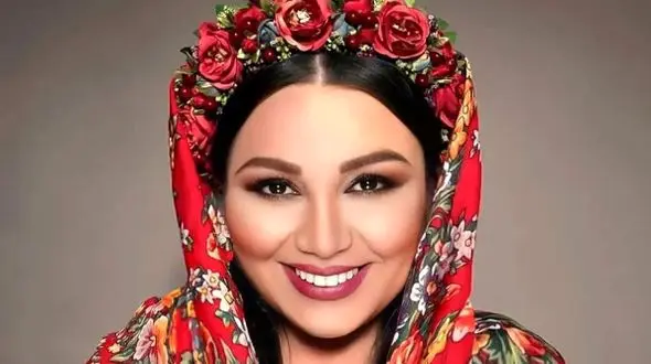 فیلم / نگاهی ویژه به خانه لاکچری و پرزرق‌ و برق «بهنوش بختیاری» / از مبلمان سلطنتی براق تا لوسترهای برنجی و فرش جهیزیه قدیمی‌اش ...