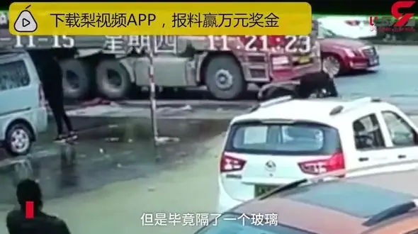 زنده ماندن موتورسوار پس از تصادف عجیب با تریلی هجده چرخ + فیلم