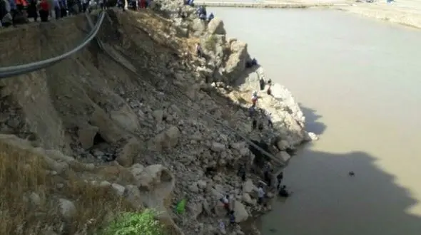 سقوط پراید به رودخانه کشکان یک کشته و ۲ مجروح برجای گذاشت + تصاویر