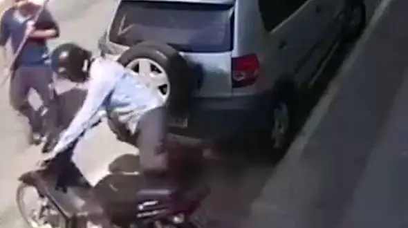 لحظه کتک خوردن شدید یک سارق + فیلم  و عکس