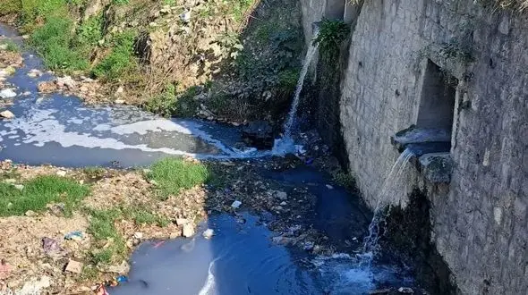 گلایه مردم از بوی بد رودخانه انجیراب گرگان/ بوی تعفن اهالی را می‌آزارد! +عکس و فیلم