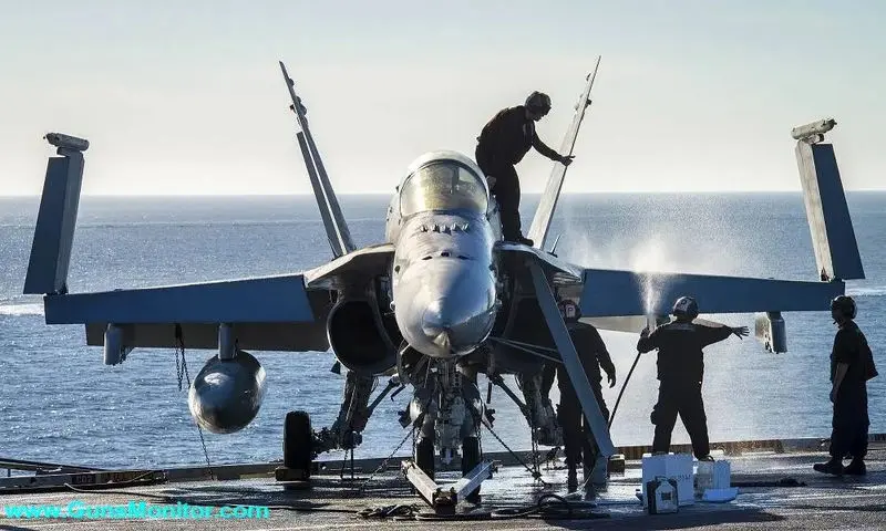 شستشوی هواپیماهای نظامی با ربات‌ها،