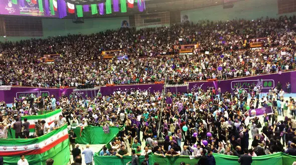 آغاز همایش 12 هزارنفری حامیان روحانی/حضور بازیگران و افراد سرشناس در سالن + عکس