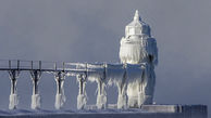 یخ زدن جالب فانوس دریایی در میشیگان (عکس) 