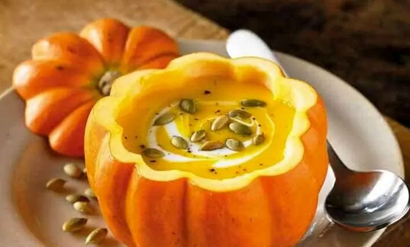 تازه‌عروس‌ها بخوانند: شیک‌ترین مدل دیزاین سفره یلدا  + منوی کامل شام برای درخشیدن در اولین یلدای مشترک