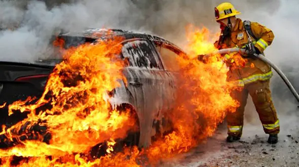 واژگونی آتشین سمند با 5 سرنشین در همدان