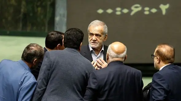 پزشکیان گفت دیگر وزیر اقتصاد معرفی نمی کنم/ مجلس وزیر بگذارد!