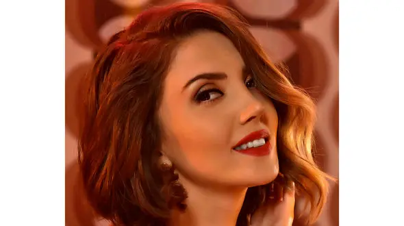 گرانترین مانتوی عایشه گل در تهران ! + عکس های تیپ ایرانی خانم بازیگر ترکیه ای !