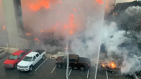 فیلم آتش سوزی وحشتناک یک ساختمان /  رعد و برق چه کرد؟ + تصویر