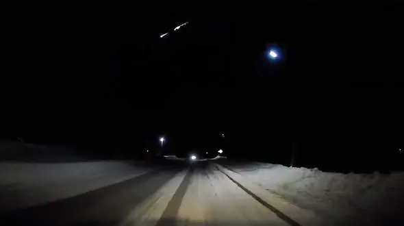 فیلم دیدنی از انفجار یک شهاب سنگ در آسمان سیبری / حیرت زده می شوید