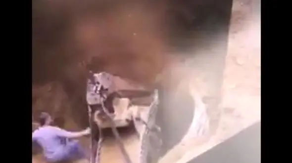 سقوط وحشتناک یک کارگر به داخل چاه و نجات معجزآسای یک کارگر در همان لحظه+ فیلم