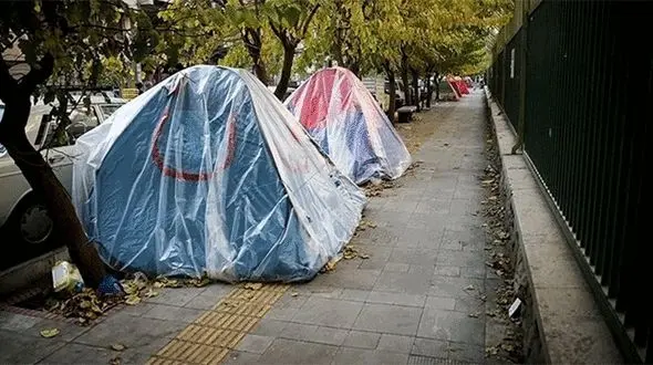  دغدغه ای سخت تر از کرونا برای بیماران / همراهان آواره ، در پی یافتن سقف!  + فیلم