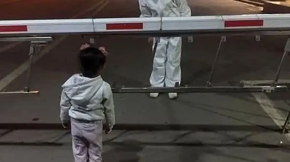 لحظه دیدار خانم  پرستار  کرونایی اهواز با کودکش + عکس احساسی