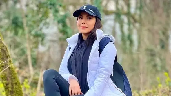 عکس/ چهره قدیمی آزاده راعی دیدنی است/ زیر و رو شدن قیافه آزاده زارعی با تیپ و استایل پسرانه با موهایی از ته تراشیده و انگشتر مردانه!