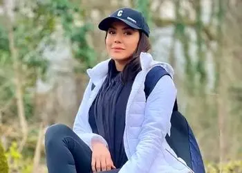 عکس/ چهره قدیمی آزاده راعی دیدنی است/ زیر و رو شدن قیافه آزاده زارعی با تیپ و استایل پسرانه با موهایی از ته تراشیده و انگشتر مردانه!