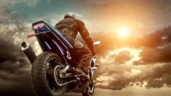 ببینید / اتفاقی ناگوار برای یک موتورسوار هنگام لایی کشیدن‌ در خیابان شلوغ + فیلم