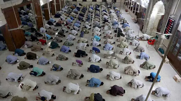رعایت فاصله اجتماعی در نماز جماعت پاکستانی ها + عکس
