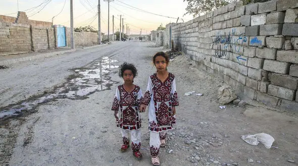 زندگی اجاره نشین ها در کنار قبرستان!