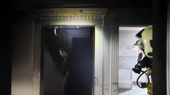 آتش سوزی هولناک در  خانه مرد تهرانی / جوان 30 ساله در یک قدمی مرگ بود + عکس ها