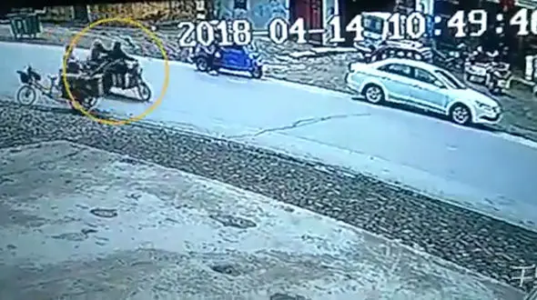 له شدن یک مرد زیر تایرهای تریلی +فیلم