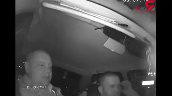 لحظه سقوط درخت بزرگ روی ماشین پلیس+ فیلم داخل خودرو