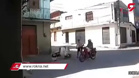 فیلم فرار مرد جوان از 2 تصادف متوالی در یک خیابان