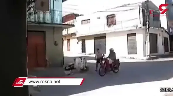 فیلم فرار مرد جوان از 2 تصادف متوالی در یک خیابان