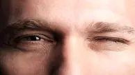 بین بستن چشم ها و بهتر شنیدن ارتباطی است؟