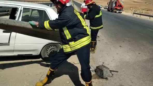 برخورد پراید با گاردریل حادثه آفرید/ در کمربندی شرقی کرمانشاه رخ داد