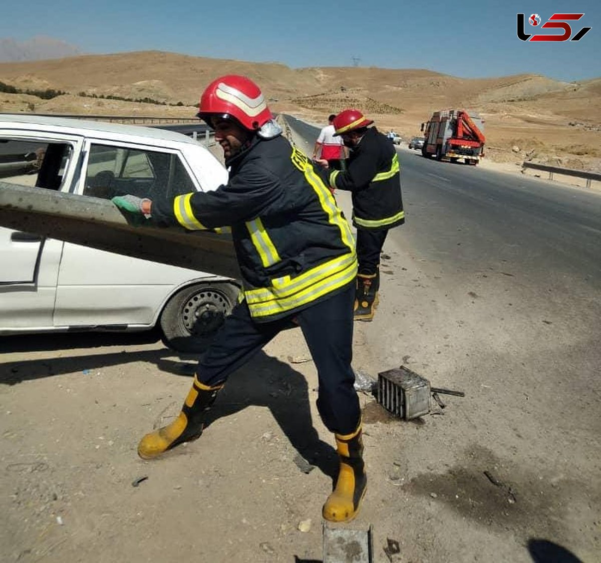 برخورد پراید با گاردریل حادثه آفرید/ در کمربندی شرقی کرمانشاه رخ داد