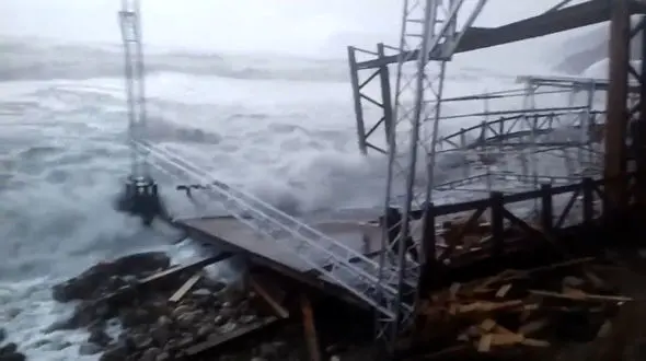 ببینید / لحظه ثبت شده از موج غافلگیر کننده + فیلم 