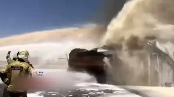 فیلم فوم‌ پاشی برای مهار آتش پالایشگاه نفت تهران 