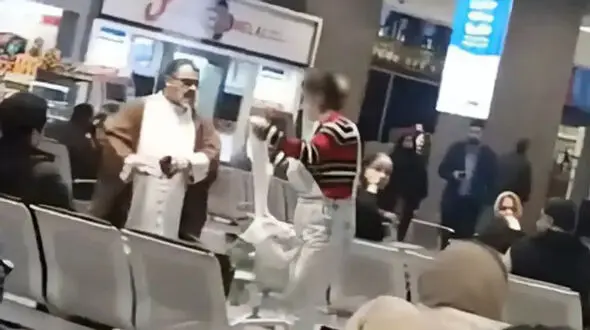 دختر بی حجاب فحاش در فرودگاه مهرآباد کیست ؟! / آزیتا موگویی کارگردان سینما ورق جدیدی رو کرد ! /اگر خودم نمی دیدم قضاوت اشتباه می کردم !