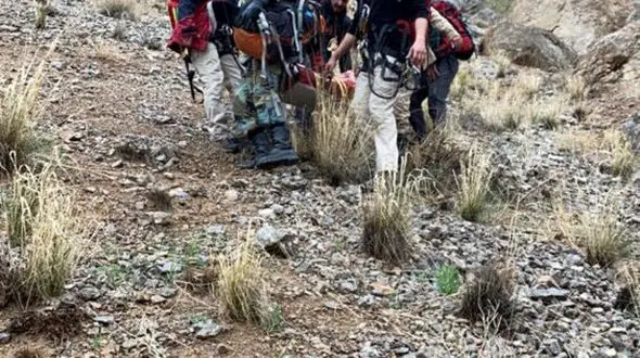 سقوط کوهنورد جوان از آزادکوه / عملیات نجات با هلی کوپتر امداد