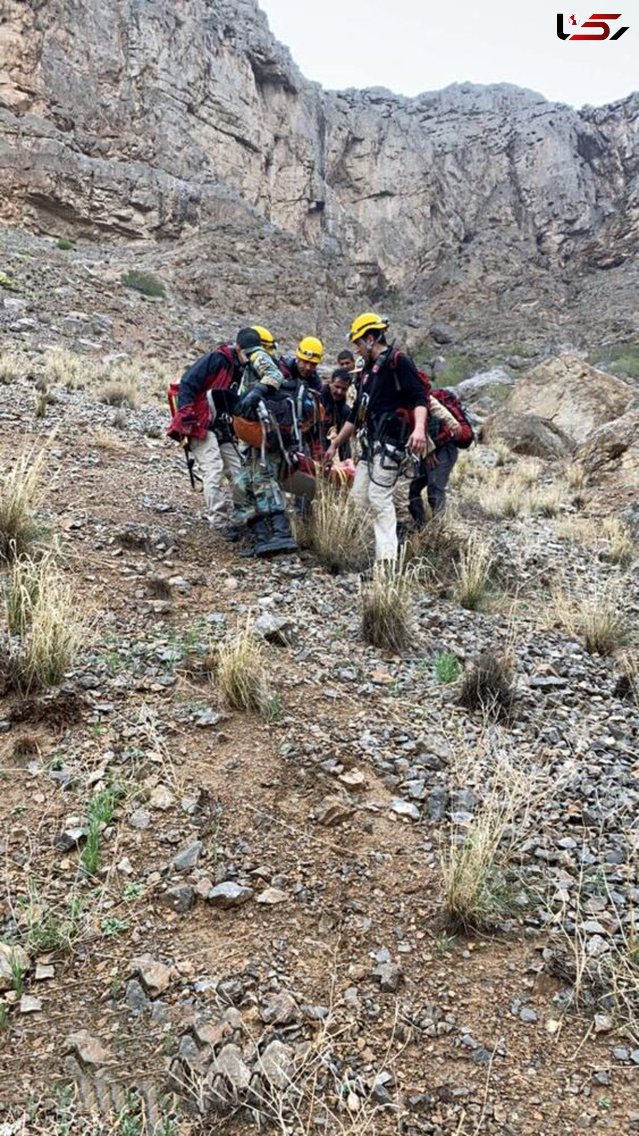 سقوط کوهنورد جوان از آزادکوه / عملیات نجات با هلی کوپتر امداد