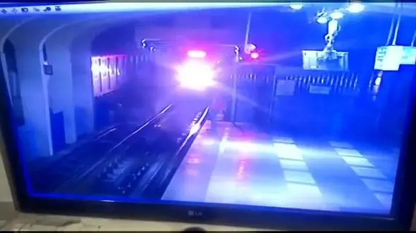 خودکشی دختردانش آموز  در ایستگاه مترو + فیلم