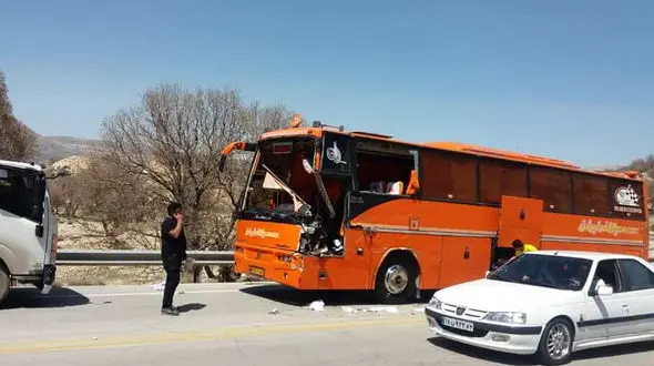 10 مجروح در تصادف تریلی و اتوبوس / در نطنز  رخ داد + عکس 