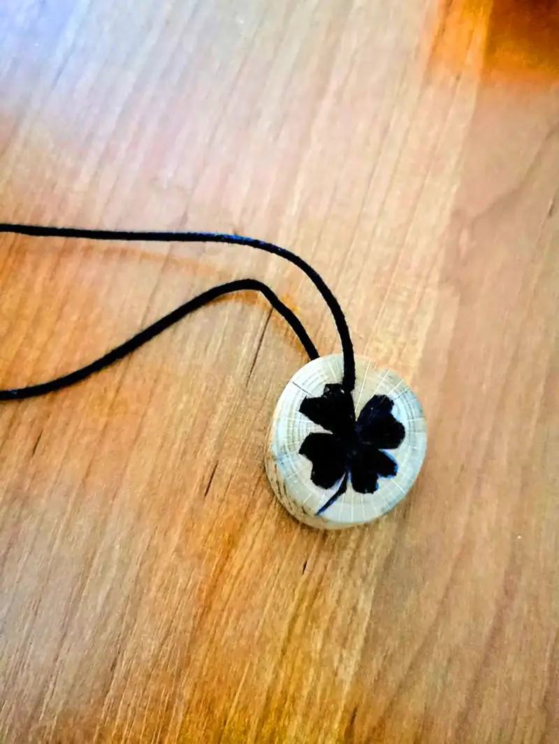 عکس گردنبند چوبی شبدر