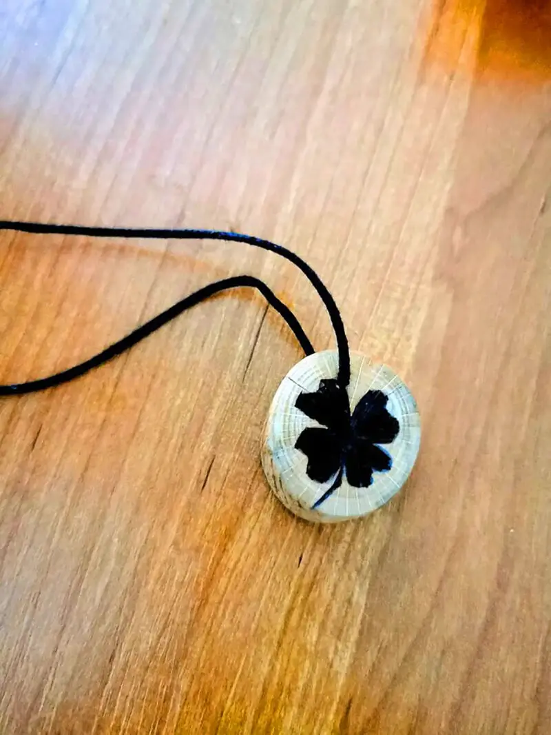 عکس گردنبند چوبی شبدر