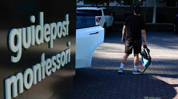 خشم مردم آمریکا از بازداشت پدر ایرانی در مقابل مهدکوک فرزندش 