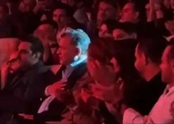 سفر در زمان / فیلم استقبال سنگین از علی دایی در کنسرت روزبه نعمت الهی 