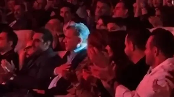سفر در زمان / فیلم استقبال سنگین از علی دایی در کنسرت روزبه نعمت الهی 