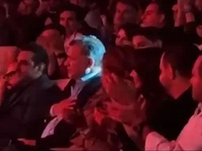 سفر در زمان / فیلم استقبال سنگین از علی دایی در کنسرت روزبه نعمت الهی 