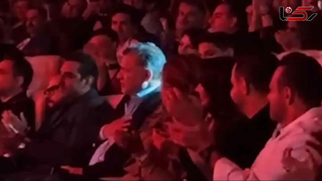 سفر در زمان / فیلم استقبال سنگین از علی دایی در کنسرت روزبه نعمت الهی 