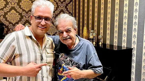 نگاهی به خونه زندگی دوبلکس شاهانه و مجلل حمید لولایی «خشایار سریال زیر آسمان شهر»/سقف تمام شیشه، مبلمان مینیمال، شومینه و کاغذ دیواری طرح سلطنتی، لوستر اعیان