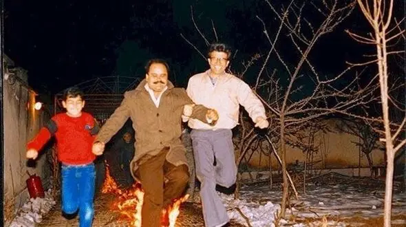 عکس خاطره انگیز از محمدرضا شجریان با اکبر عبدی در شب چهارشنبه سوری