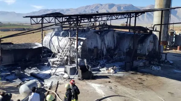 یک کارخانه ایزوگام در شیراز طعمه حریق شد+عکس 