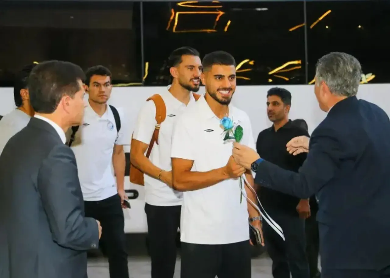 استقبال پرشور مردم اصفهان از تیم استقلال با عکس های جذاب