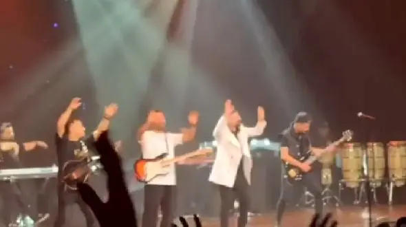 آواز و رقص بندری دیده نشده حمید هیراد در کنسرت / همه سالن باهاش همراهی کردند!